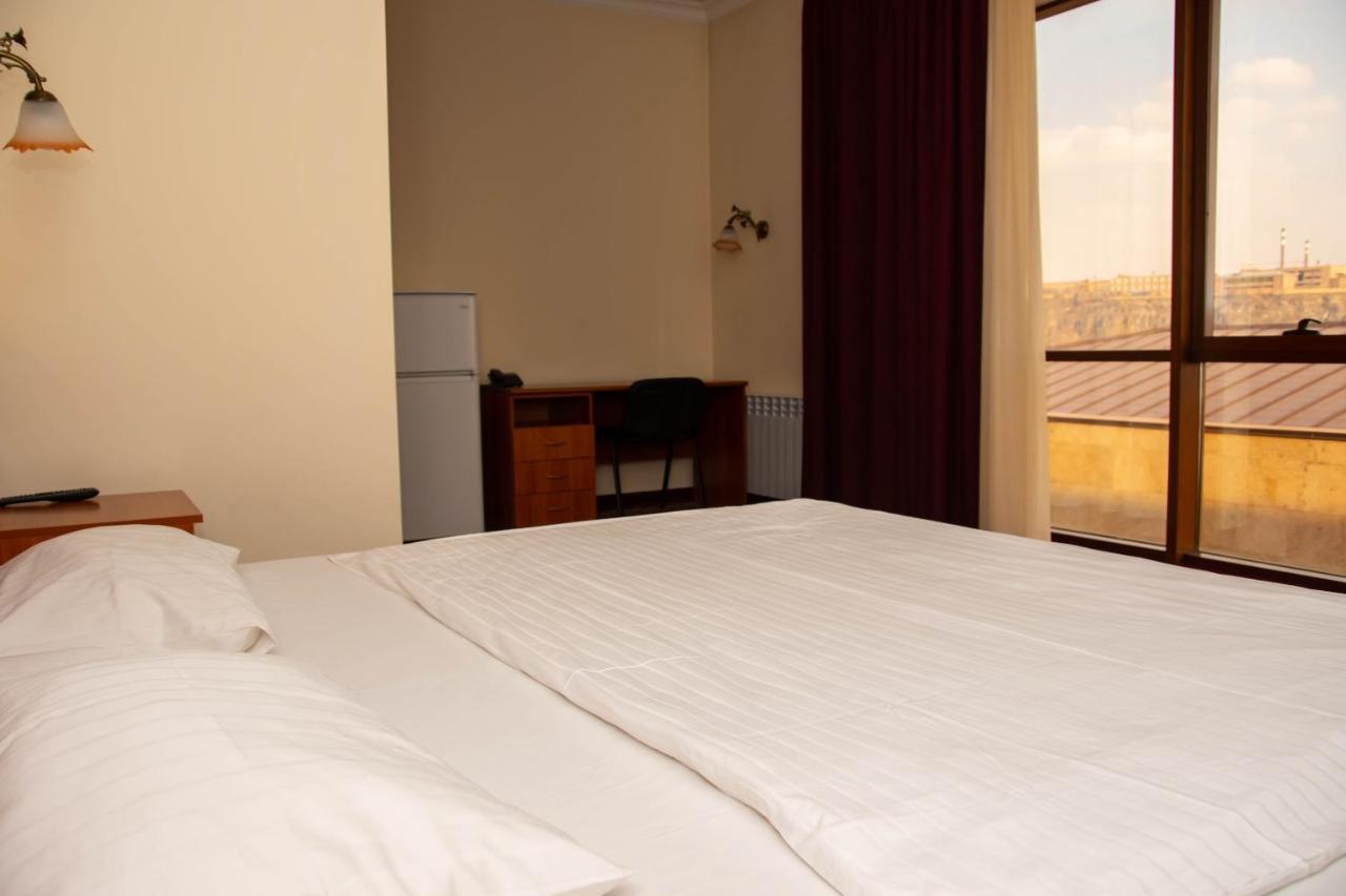 Olympavan Hotel Ереван Экстерьер фото