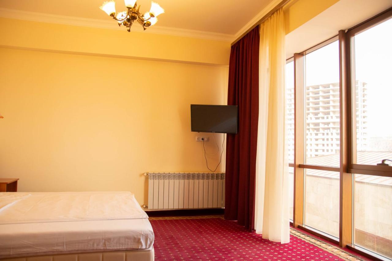 Olympavan Hotel Ереван Экстерьер фото