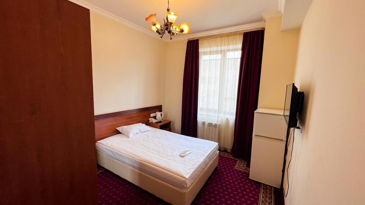 Olympavan Hotel Ереван Экстерьер фото