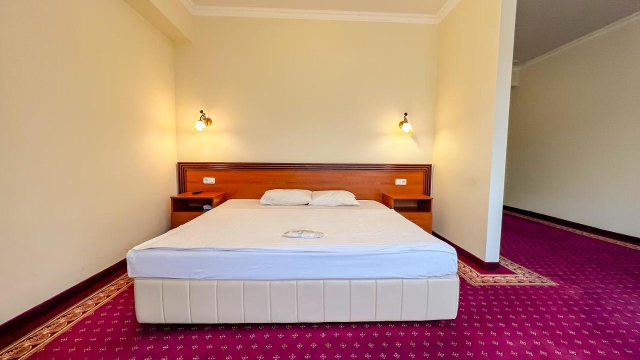 Olympavan Hotel Ереван Экстерьер фото