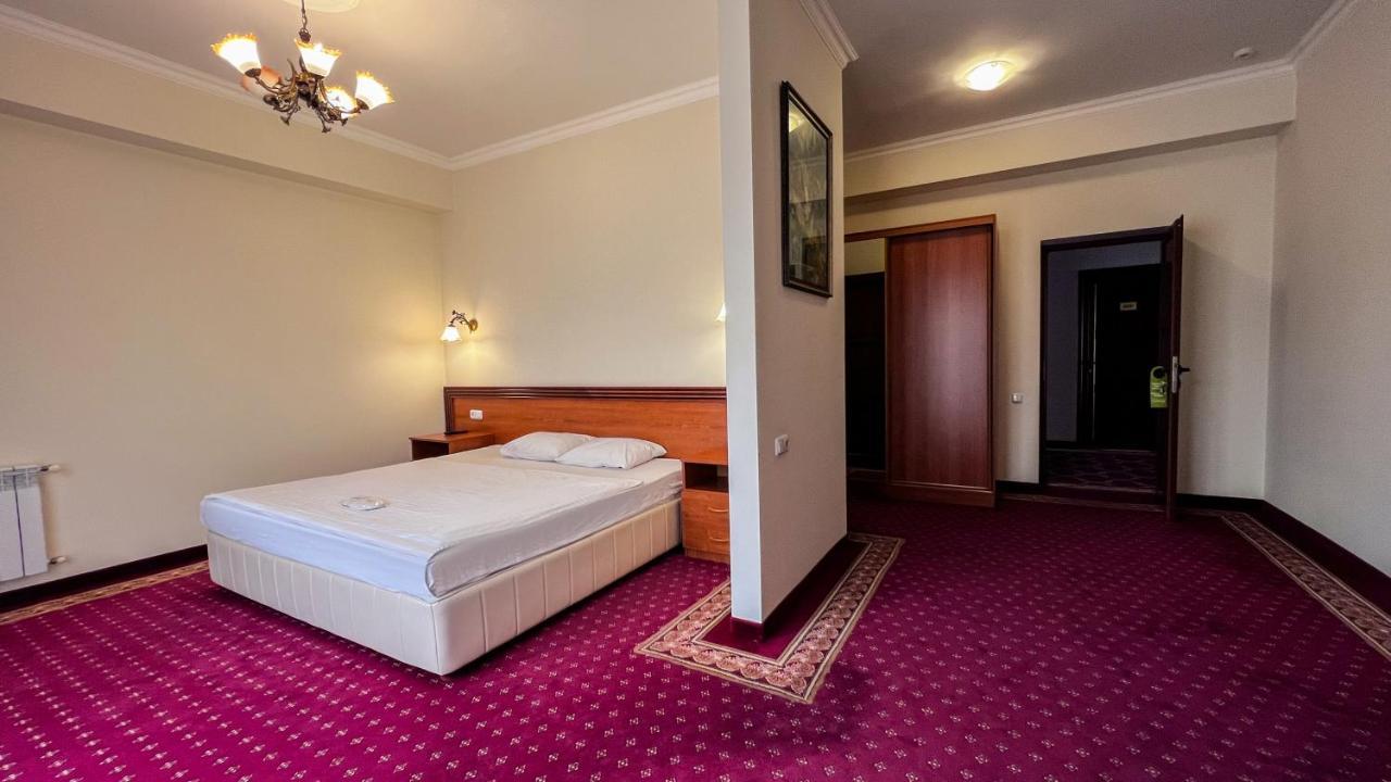 Olympavan Hotel Ереван Экстерьер фото