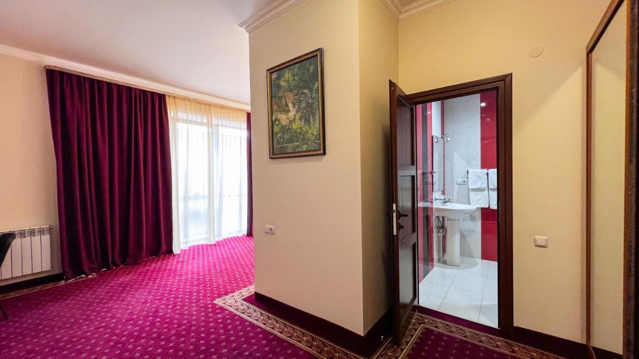 Olympavan Hotel Ереван Экстерьер фото