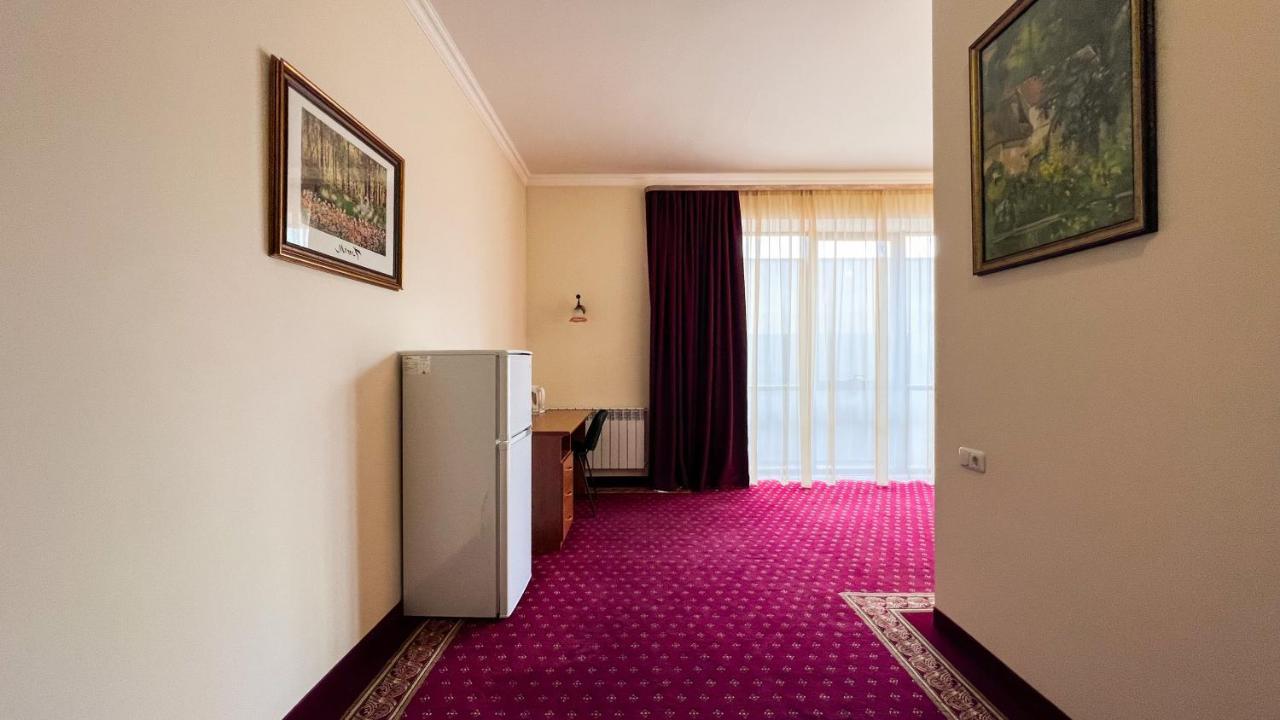 Olympavan Hotel Ереван Экстерьер фото