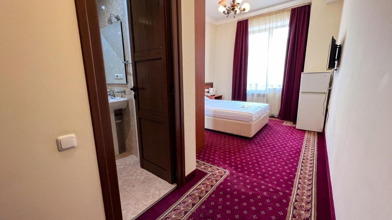 Olympavan Hotel Ереван Экстерьер фото
