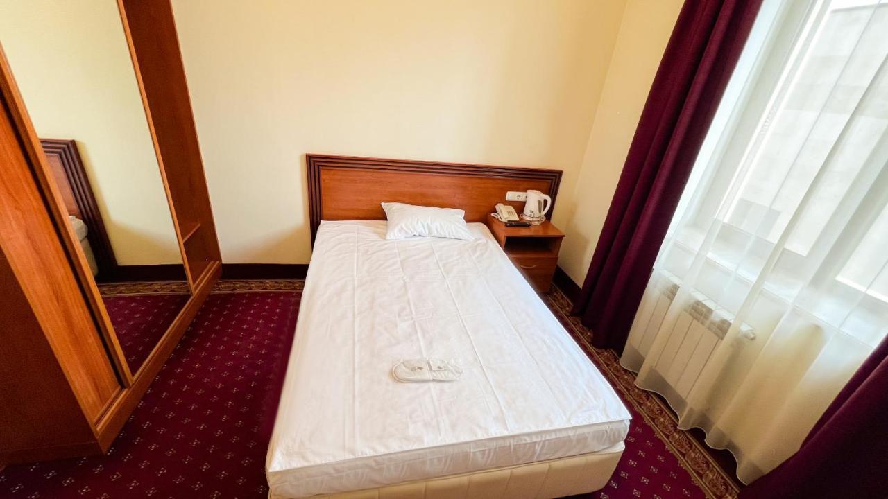 Olympavan Hotel Ереван Экстерьер фото