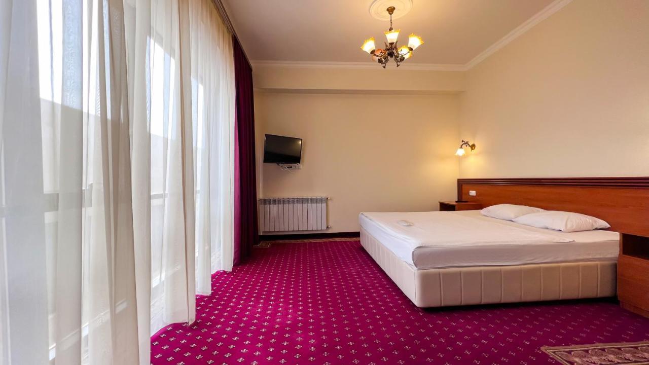 Olympavan Hotel Ереван Экстерьер фото