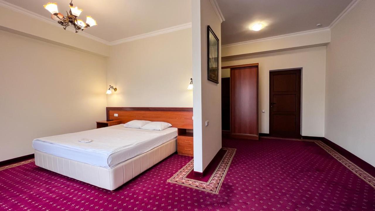 Olympavan Hotel Ереван Экстерьер фото